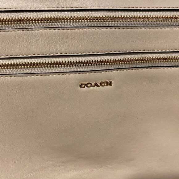 Coach Clutch - Picture 5 of 6